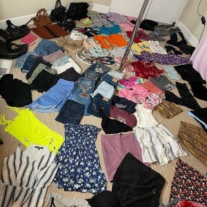 *MYSTERY BOX* (jeans, shorts, tops, dresses, shoes, bags & more)